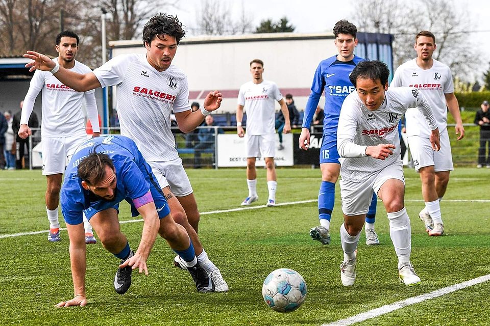 Die Sportfreunde Düren (in Blau) mühten sich vergeblich. Spitzenteam Siegburg nutzte die Fehler der Gastgeber im Oststadion gnadenlos aus.