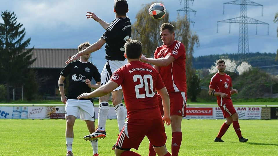 Wie schon zum Ende der letzten Saison muss der SC Kirchenthumbach (in Rot) auf dem Umweg der Relegation versuchen, den Kreisliga-Erhalt nachträglich einzutüten.