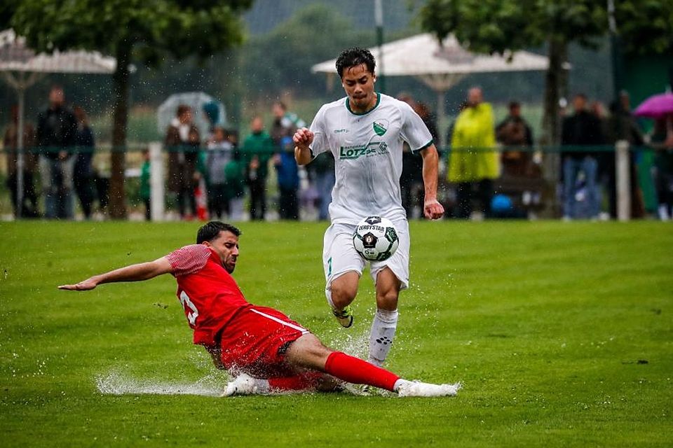 Der Rasenplatz des VfR Fehlheim hat so manche Tücken - besonders dann, wenn es geregnet hat. Darauf muss sich die FSG Riedrode im Spitzenspiel der Fußball-Gruppenliga einstellen. (Archiv) Foto: Sascha Lotz Der Rasenplatz des VfR Fehlheim hat so manche Tücken - besonders dann, wenn es geregnet hat. Darauf muss sich die FSG Riedrode im Spitzenspiel der Fußball-Gruppenliga einstellen. (Archiv) Foto: Sascha Lotz