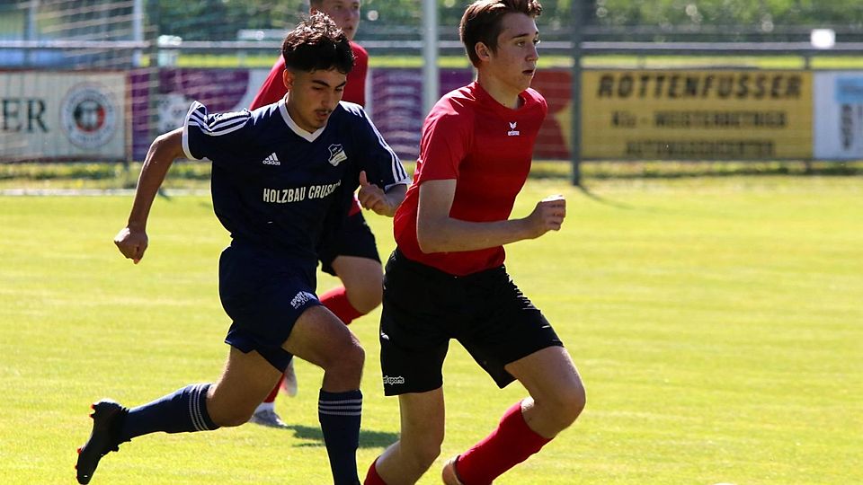 Den zweiten Saisonerfolg verpasst haben die A-Junioren der SG Allershausen um Luca Rothamer (r.). Das Team unterlag in der Kreisliga dem TSV Mailing-Feldkirchen mit 3:5. Die Treffer für die Ampertaler erzielten Daniel Rakonic (2) und Bastian Winklhofer.