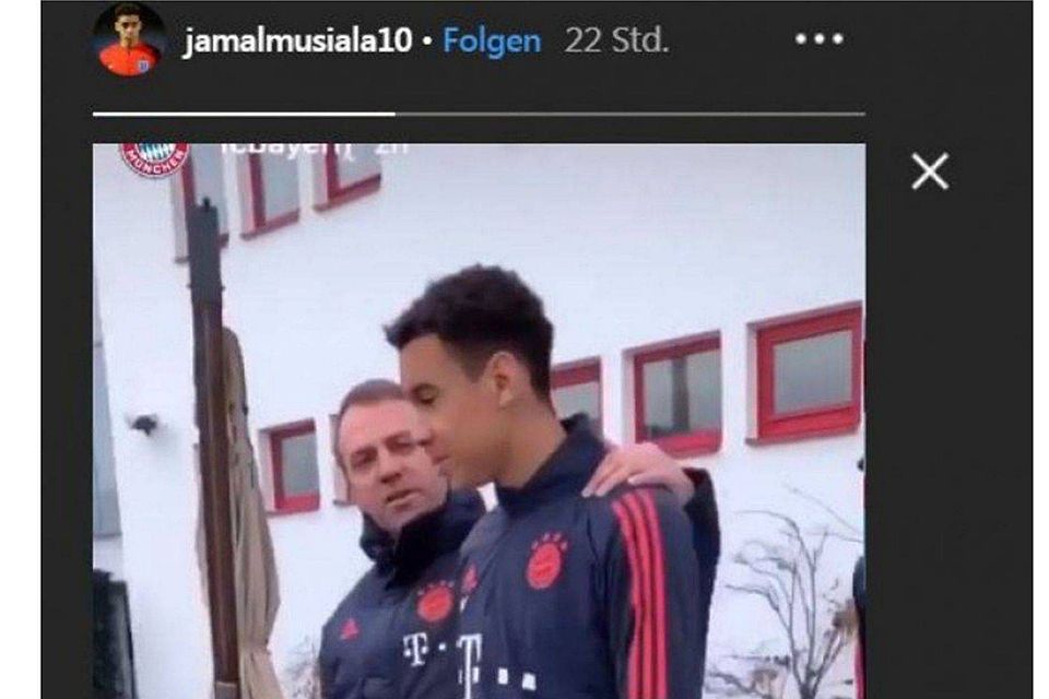 Jamal Musiala mit Hansi Flick auf dem Weg zum Trainingsplatz.  Jamel Musiala Instagram FC Bayern München