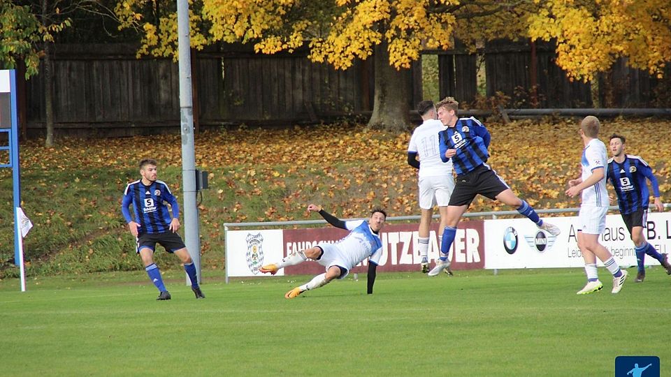 Mit dem 1:2 beim SV Raigering (in Weiß) verlor der TuS Rosenberg (in Blau-Schwarz) wichtigen Boden gegenüber dem Spitzenduo Rieden/Upo.