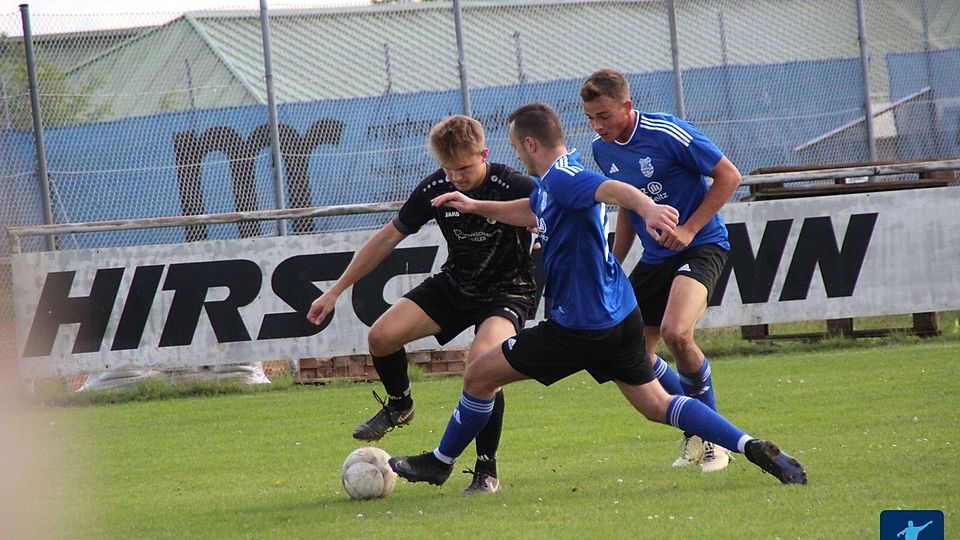 Kann der TuS Rosenberg II (in Blau-Schwarz) mit dem TSV Kümmersbruck (in Schwarz) nach Punkten gleichziehen, oder schaffen die Gäste eine Vorentscheidung im Buhlen um den direkten Klassenerhalt?