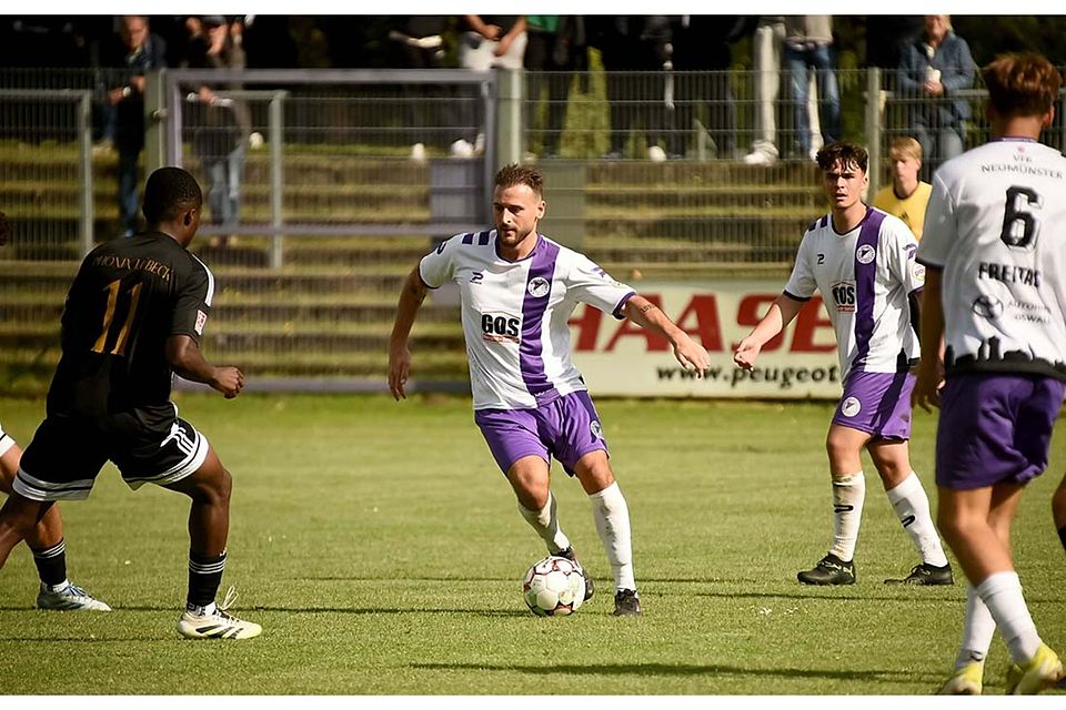 Kastriot Alija (VfR Neumünster) im Test beim SV Mecklenburg Schwerin.