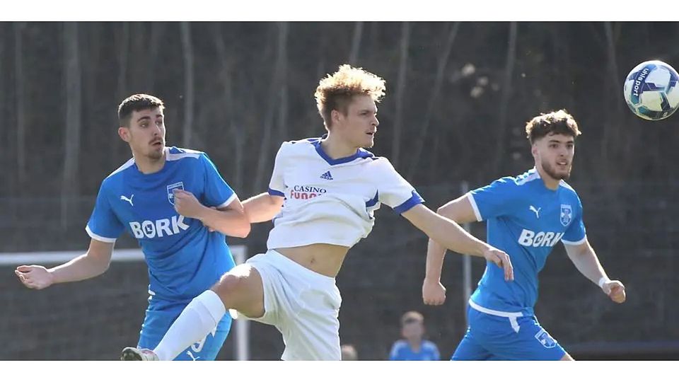 Mit einer Vorlage und einem Tor ist Lennart Faber (M.) der Mann des Spiels beim Sieg seines FC Burgsolms in der Fußball-Gruppenliga Gießen/Marburg gegen den VfB Wetter. (Archivfoto) © Steffen Bär