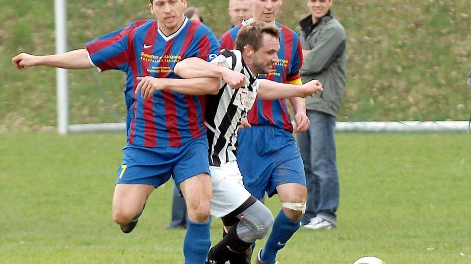 Walter Rappel (links) will es noch einmal wissen und greift als Spieler beim TSV Friedberg wieder ins Geschehen ein.   F.: Marcus Merk