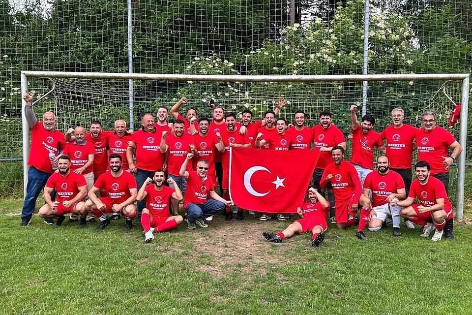 Der Baris Spor Idstein feiert die Meisterschaft in der B-Liga und steigt nach 14 Jahren wieder in die A-Liga auf. Der Baris Spor Idstein feiert die Meisterschaft in der B-Liga und steigt nach 14 Jahren wieder in die A-Liga auf.