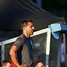 Trainer Lukas Cambeis vom SV Unter-Flockenbach verfolgt das Geschehen an der Seitenlinie.