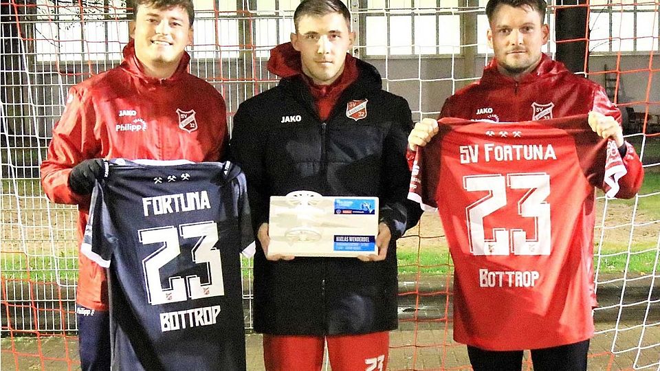 Niklas Wendrel zeigt stolz seine Torjägerkanone (Mitte).