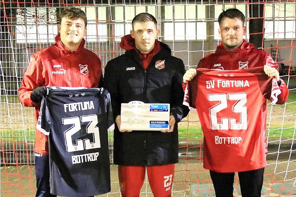 Niklas Wendrel zeigt stolz seine Torjägerkanone (Mitte).