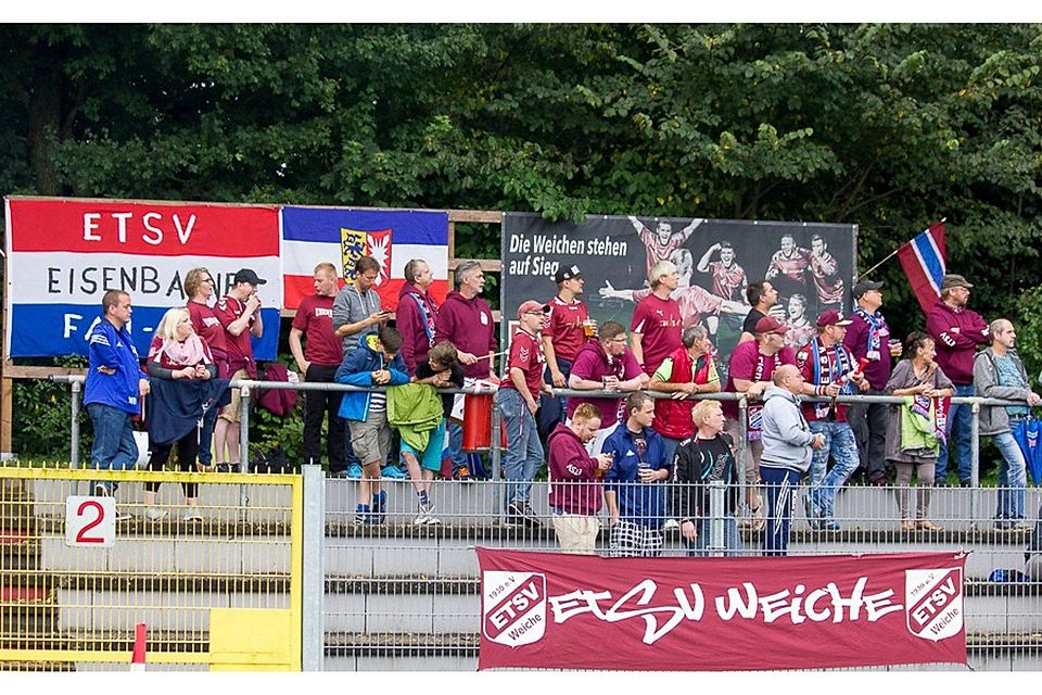Verlangten von den Spielern die „Humba“: Fans des ETSV Weiche Flensburg. Foto: Heuer