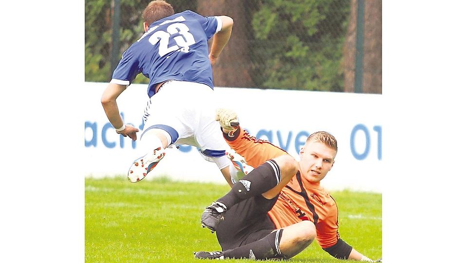 Die Szene, die zum ersten Platzverweis führte. Eintracht-Stürmer Marcus Richter fliegt im Strafraum. Die Bornreiher waren der Meinung, dass ihr Torwart Ole Pasbrig den Cuxhavener nicht berührt hätte.  Foto: Lütt