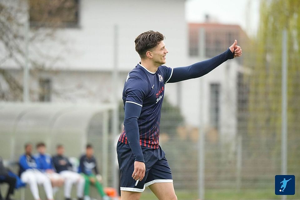 Deal done! Gianni Auletta bleibt beim FC Basara Mainz, zumindest aller Wahrscheinlichkeit nach. Deal done! Gianni Auletta bleibt beim FC Basara Mainz, zumindest aller Wahrscheinlichkeit nach.