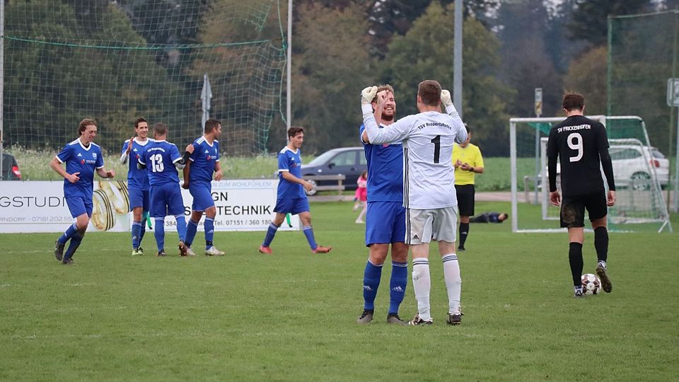 Hier bejubelt der junge TSV-Präsi und Keeper den dritten Treffer seines Teams. Rechts im Bilde Luis Hirth der es selbst nicht fassen kann