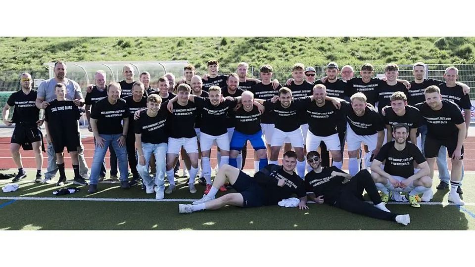 „Zweite Mannschaft, erste Klasse“: Der SSC Burg II feiert die Meisterschaft in der Fußball-A-Liga Dillenburg. Foto: © Henrik Schneider