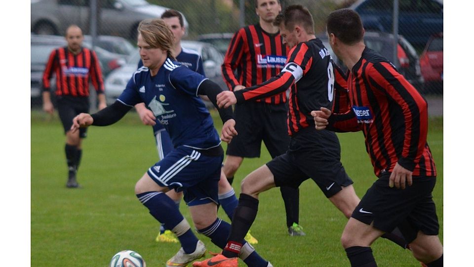 Riedenburg (blaue Trikots) bewahrt sich mit dem 3:1- Auswärtssieg in Arnschwang weiterhin die Chance auf den Klassenerhalt.  F: Gollek-Riedl