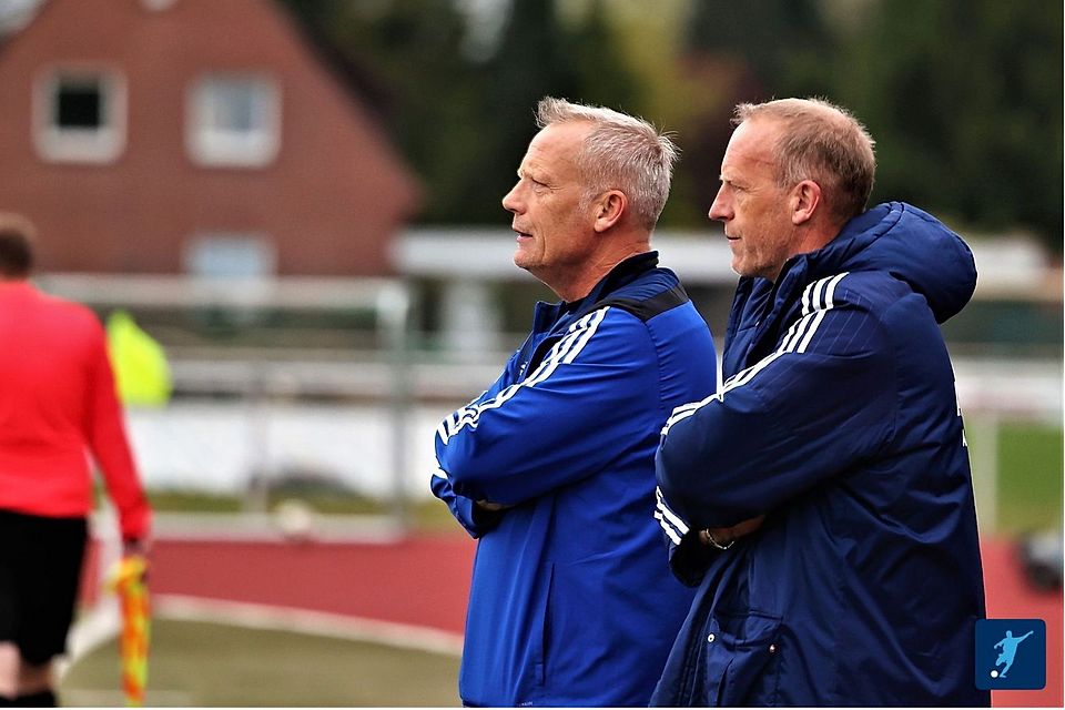 Stehen auch in der kommenden Saison an der Seitenlinie des FCR Bramsche: Lothar (l.) und Heino van den Berg.