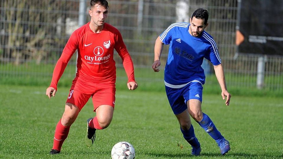 Duell: David Künzel von RW Wetzlar (l.) gegen Peter Franz vom TSV Albshausen. 	Foto: Martin Weis