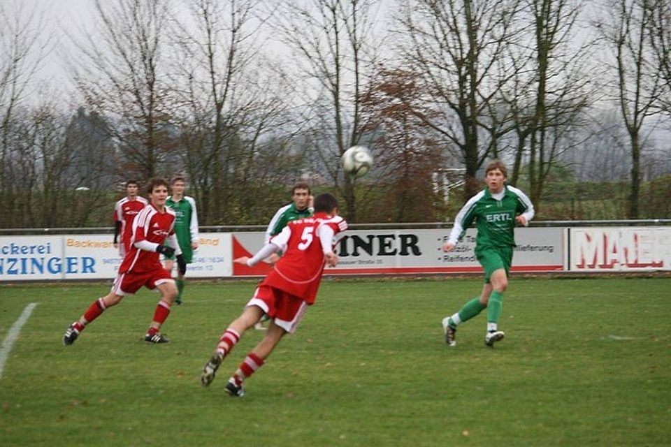 Im letzten Spiel der Hinrunde schlug der FC Künzing die JFG Straubinger Land mit 4-0. Hier köpft Seidl Daniel zum 2-0 ein, daneben ist Bruder Christian Seidl in Lauerstellung.
