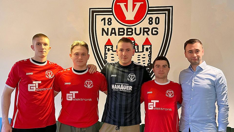 Nabburgs Abteilungsleiter Felix Scharf (rechts) präsentiert Stoyan Stoykov (2.v.r.) als neuen Trainer sowie die ebenfalls aus Wackersdorf kommenden Sommerneuzugänge Artur Evtuschenko (v.l.), Nico Sporer und Florian Faltermeier.