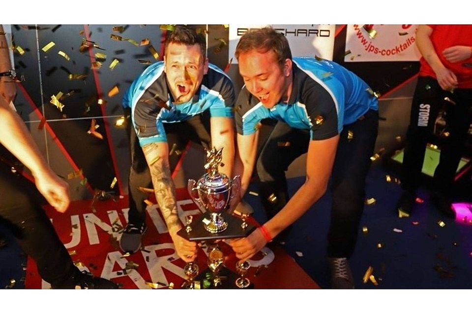 Da ist das Ding: Vorjahresteilnehmer Dominik Bokel (l.) und Sven Oevermann (r.) mit dem Pokal in den Händen.