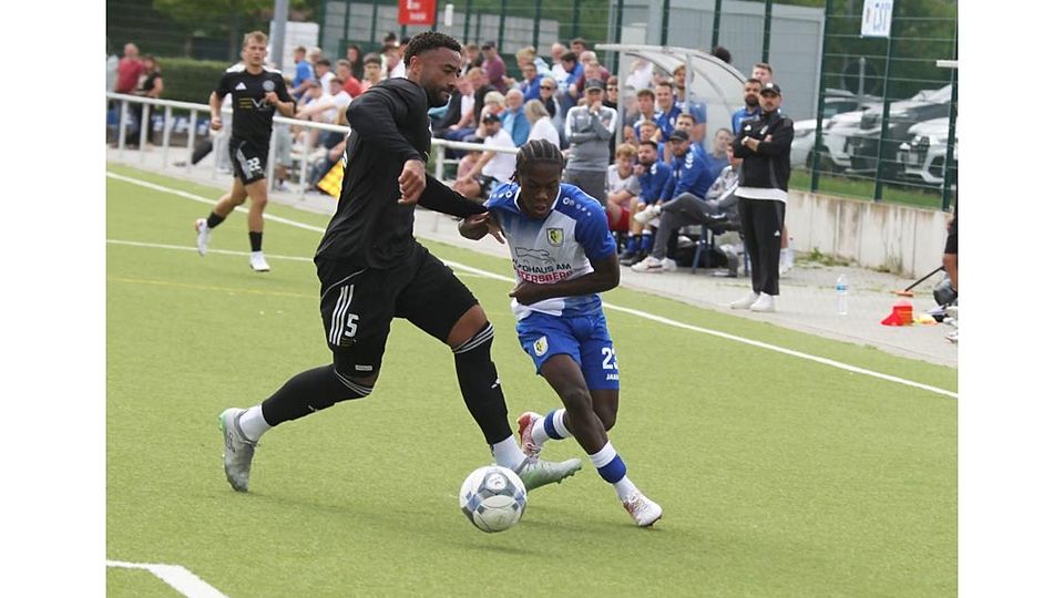 Bringen als Spieler und mit ihren Vereinen große Qualität in die Bezirksliga Rheinhessen: Der Gau-Odernheimer Sadrack Alexandre Faber versucht, an Abwehrspieler Joseph Meier von Barbaros Mainz vorbeizuziehen.	Archivfoto: Axel Schmitz/pakalski-press