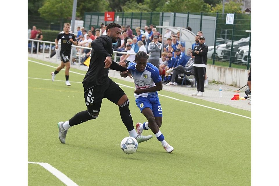 Bringen als Spieler und mit ihren Vereinen große Qualität in die Bezirksliga Rheinhessen: Der Gau-Odernheimer Sadrack Alexandre Faber versucht, an Abwehrspieler Joseph Meier von Barbaros Mainz vorbeizuziehen.	Archivfoto: Axel Schmitz/pakalski-press