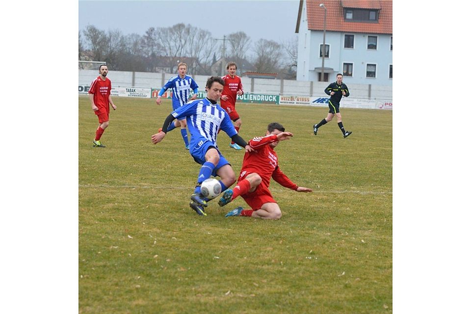 In Nachholspiel zwischen dem FC Schwandorf und dem FC Schmidgaden schenkten sich beide Mannschaften nichts.  Foto: sca