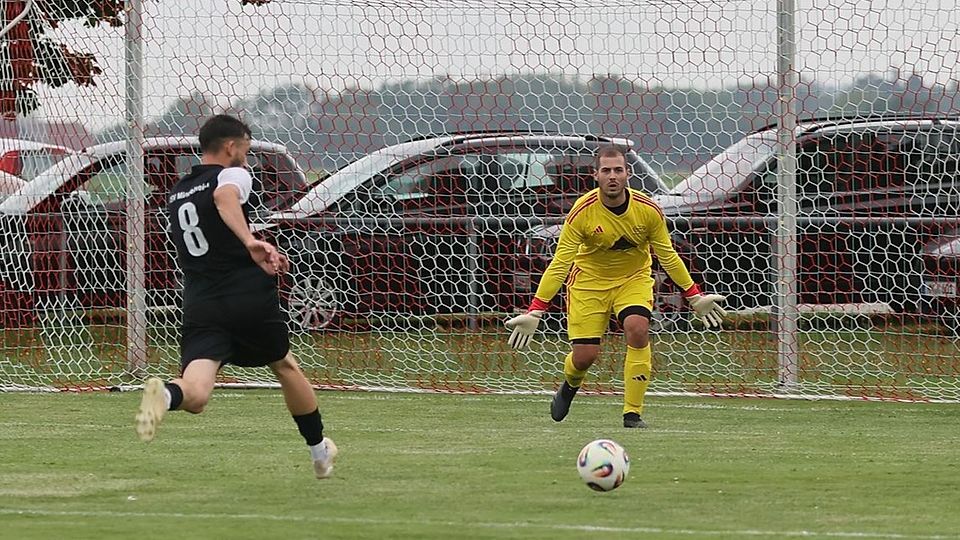 Obereggs Keeper Timo Immerz versucht noch, den Weg zu verstellen. Doch Qazim Prushi lässt sich nicht mehr stoppen und schießt das 2:0 für den TSV Mindelheim.