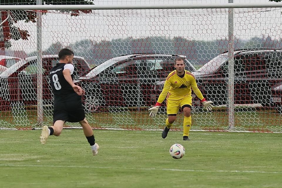 Obereggs Keeper Timo Immerz versucht noch, den Weg zu verstellen. Doch Qazim Prushi lässt sich nicht mehr stoppen und schießt das 2:0 für den TSV Mindelheim.