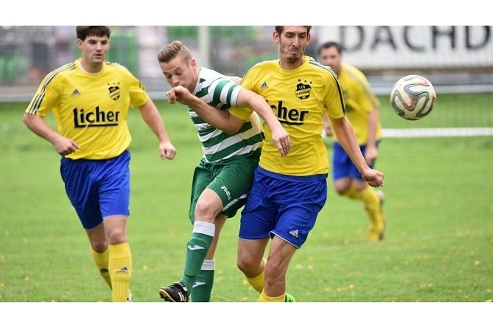 Sascha Nicodemus (rechts) vom VfR Rudingshain versucht, Daniel Fritzges (SV Rainrod) vom Ball wegzuhalten.	Fotos: erg