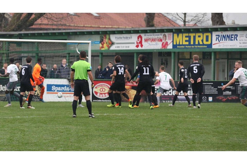 Der Grundstein für den Sieg: Semir Ljumani (r.) traf zum 1:1-Ausgleich. Der TuS Holzkirchen (in Weiß) ließ noch zwei weitere Tore folgen ud besiegte so Tabellenführer SV Türkgücü-Ataspor München.  Georg Jackl