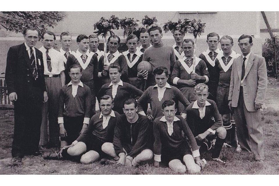 Schon 1959 war Karl-Heinz Kalbfleisch (zweite Reihe, 1. von rechts) mitten drin bei den Senioren und Betreuern des Sportvereins „Glückauf“ Elbenrod. Das Foto entstand anläßlich des zehnjährigen Bestehens. 	Foto-Repro: gkr