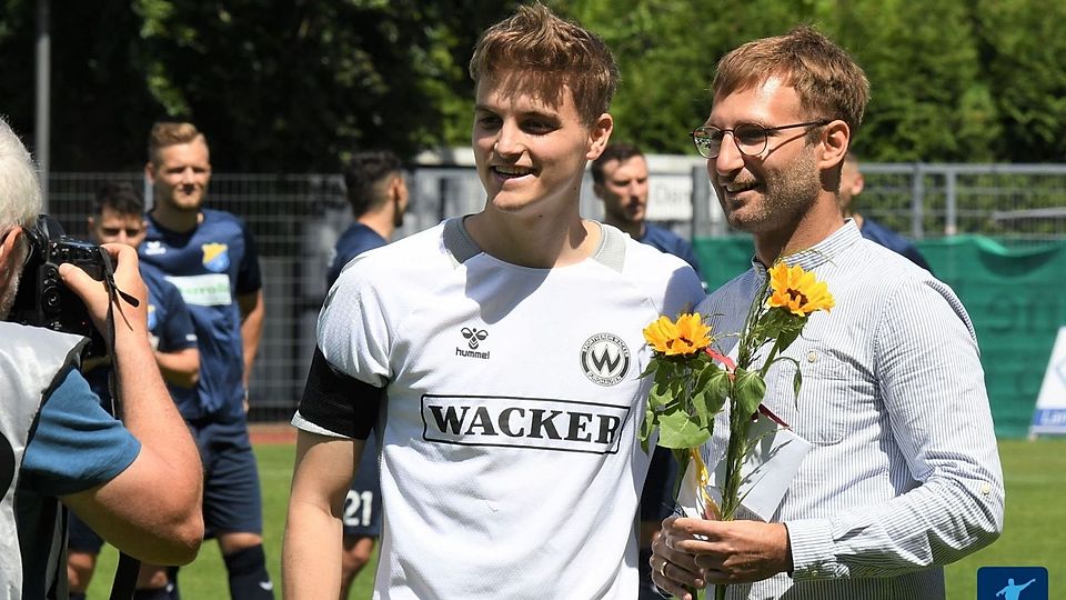 Christoph Maier (li., hier wird er von Geschäftsführer Andreas Huber verabschiedet) konnte mit 13 Treffern auf sich aufmerksam machen. Der 22-Jährige verlässt den SV Wacker mit Ziel Profifußball.