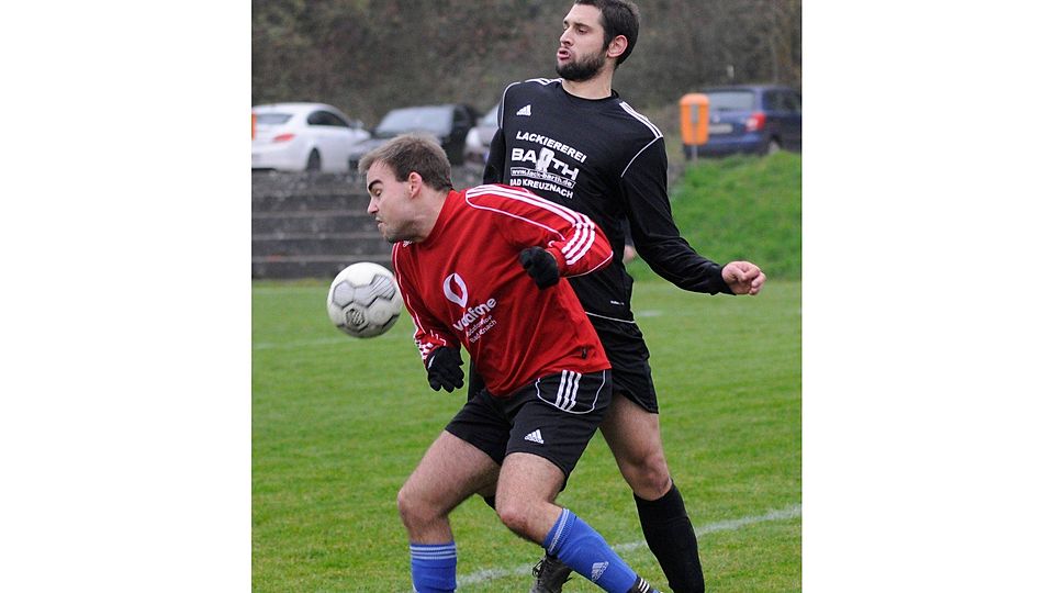 Brust raus: Waldlaubersheims Alexander Wolfgang (rotes Trikot) im Duell mit einem Volxheimer.   (Foto: Heidi Sturm)
