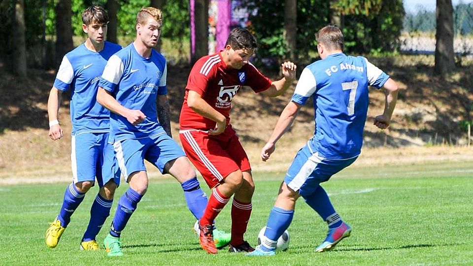 Der FC Aham (in blau, hier im Ligaspiel gegen die DJK-TSV Ast) hat dem Bezirksligisten Landshut 09 ordentlich Paroli geboten und hatte die "Eisenbahner" am Rande einer Niederlage. F: Feldl