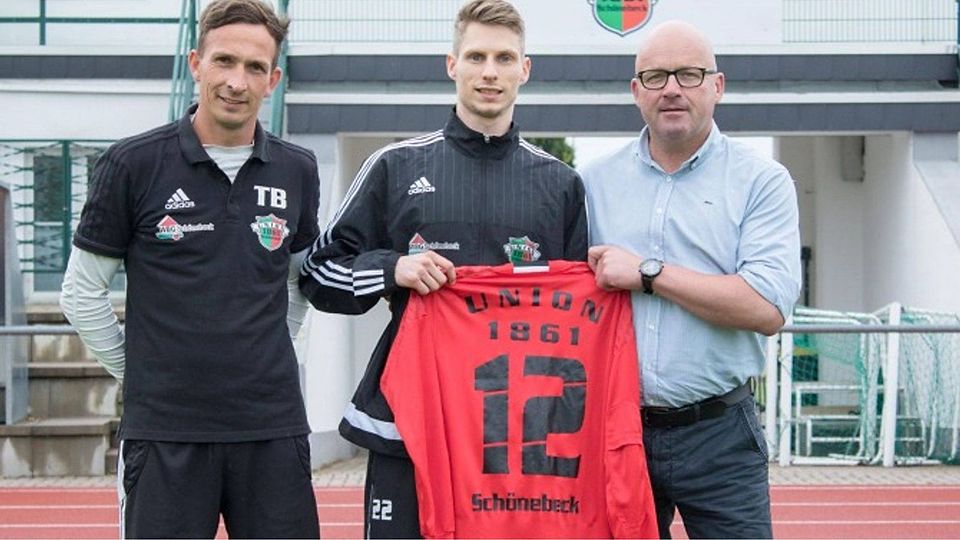 Keeper Manuel Müller (Bildmitte) spielt ab sofort für Union Schönebeck.                 (F. Schaap)
