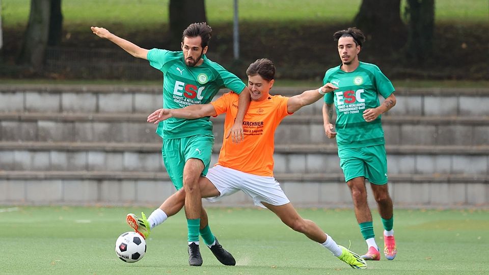 Der VfR Groß-Gerau ließ dem FC Bierstadt im Hessenpokal keine Chance und siegte 5:1. Hier kämpfen VfR-Spieler Christoph Haddad und Bierstadts Max Kruse um den Ball, Vasco Barreto Marques schaut im Hintergrund zu.