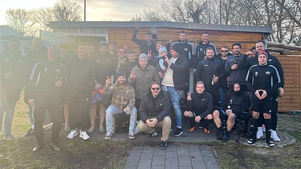 Am Sonnabend grüßte der FC Victoria Wittenberg nach einem 1:0-Heimerfolg über den FC Stahl Aken.