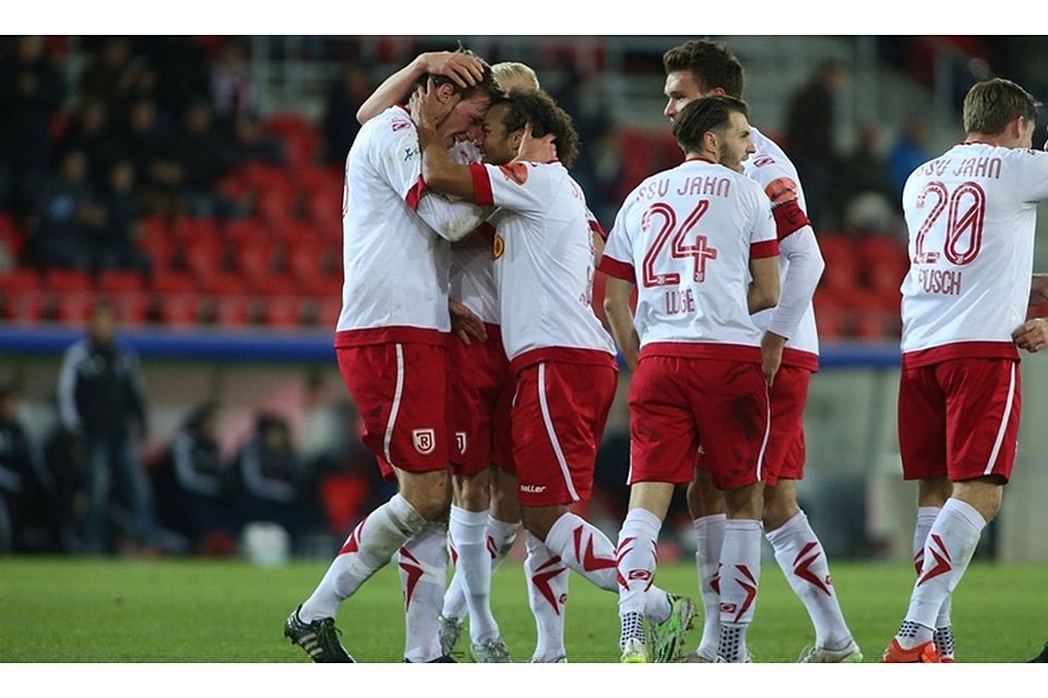 Komm in meine Arme: Sven Kopp (links) und Jann George herzen sich nach dem 1:0 gegen Unterhaching. Foto: Nickl