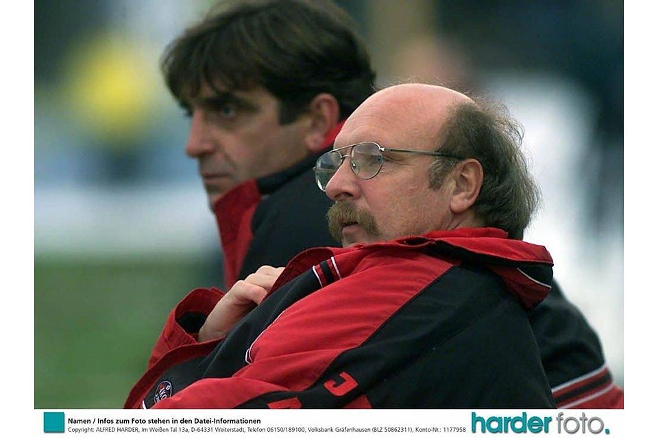 Für 90 Minuten verantwortlich: Ralf Minge (l.) neben Dieter Epstein 1999 beim Spiel zwischen Kickers Offenbach und Fortuna Köln, Foto: Archiv
