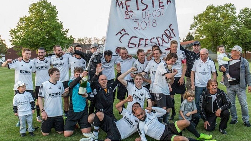 Ausgelassene Stimmung: Der 1. FC Geesdorf feiert ausgiebig die Meisterschaft. F: Will