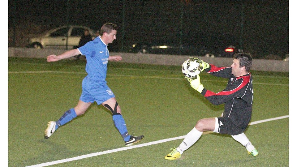 Gut gehalten: Biebelnheims Keeper Thorsten Klamberg (rechts) macht eine Chance von Jochen Koch zunichte.	Foto: pa/Schmitz