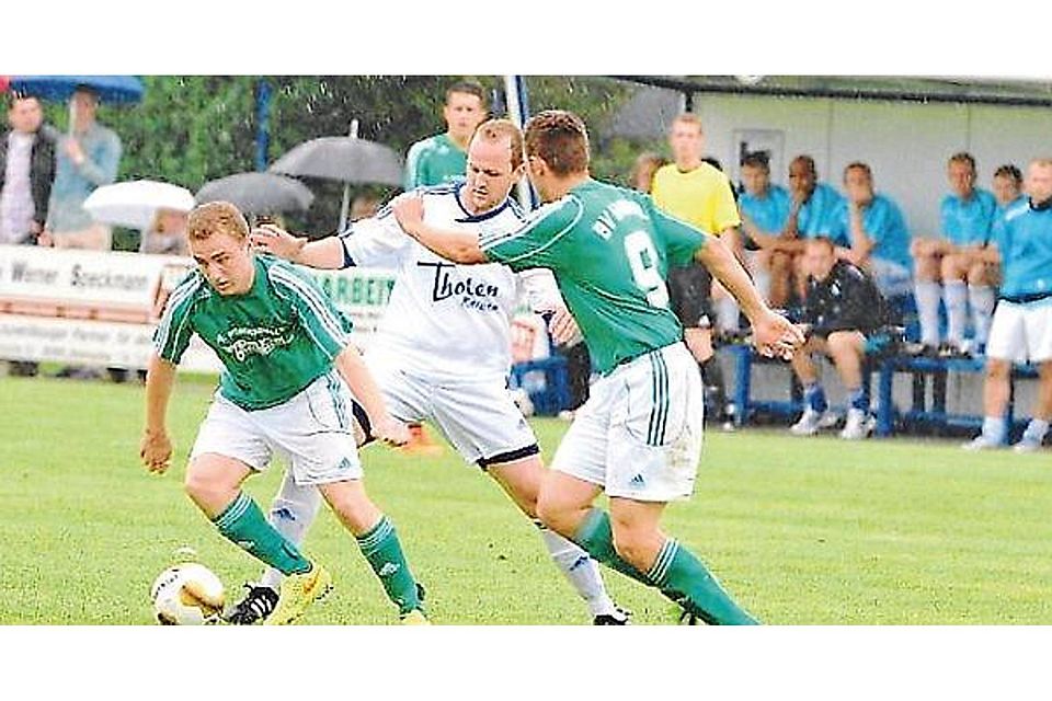 Der BV Garrel (grüne Trikots) überraschte Gastgeber SV Altenoythe mit einem Doppelschlag zum 2: Lichtfuß