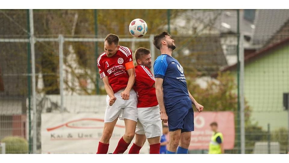 Links Oliver Birrenbach, Mitte Tim Gieling von Mündu, rechts Joshua Wedershoven von Nauborn Ungleicher Luftkampf: Die beiden Münchholzhäuser Oliver Birrenbach (l.) und Tim Gieling gehen mit Joshua Wedershoven von der Nauborn/Laufdorf zum Kopfball hoch. © Isabel Althof