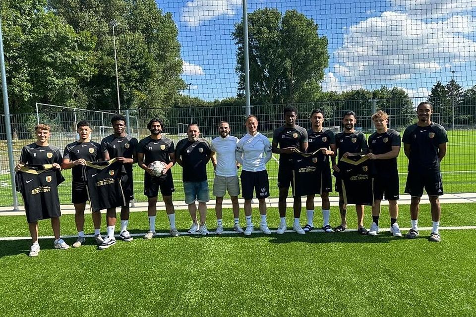 Starten in die Vorbereitung: Neun der zwölf Neuzugänge des SV Kurdistan Düren mit dem Sportlichen Leiter Ayhan Gündogdu (5. v. l.), Trainer Firat Koyun (6. v. l.) und Athletiktrainer Phoenix Senger (6. v. r.). Starten in die Vorbereitung: Neun der zwölf Neuzugänge des SV Kurdistan Düren mit dem Sportlichen Leiter Ayhan Gündogdu (5. v. l.), Trainer Firat Koyun (6. v. l.) und Athletiktrainer Phoenix Senger (6. v. r.).