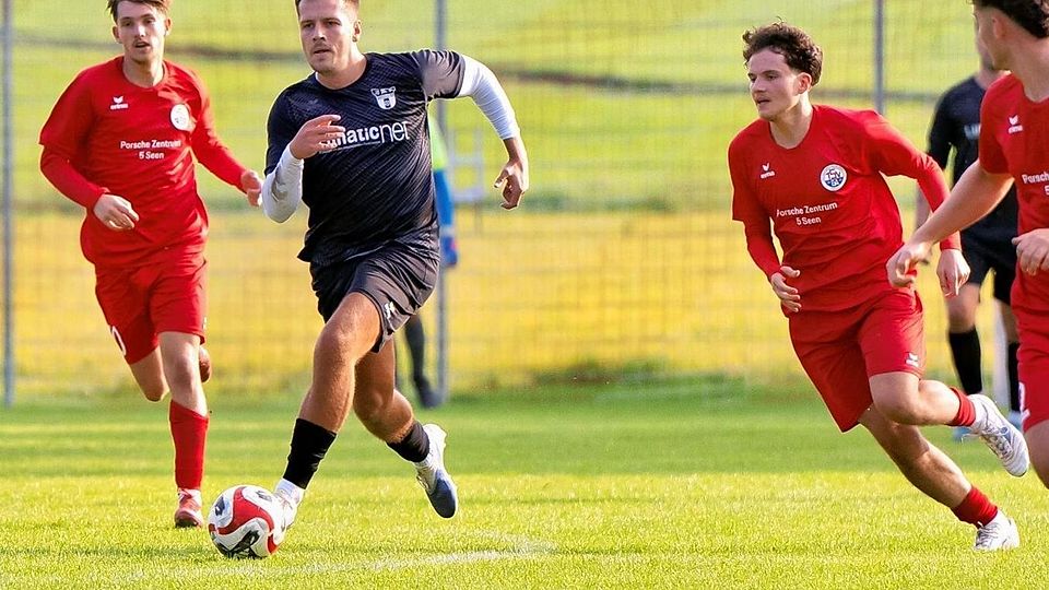 Der FC Eichenau (in Schwarz) im Spiel gegen den TSV Gilching II.