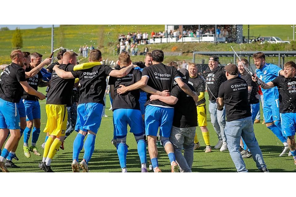 Nach dem 3:2-Sieg in Driedorf feiert die SG Obere Dill die A-Liga-Meisterschaft und den Durchmarsch in die Kreisoberliga West. © Jonathan Ortmann