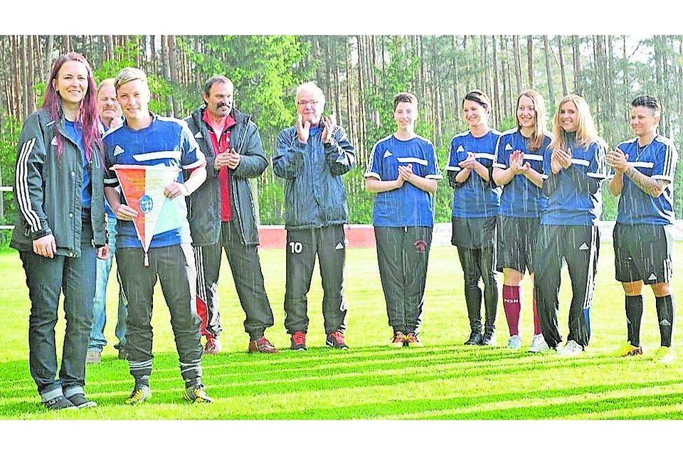Einige erfolgreiche Damen des SV Pfaffenhofen bei der Übergabe des Meisterwimpels durch die Kreisbeauftrag­te für Frauen- und Mädchen-Fußball Sandra Hof­mann (Foto: Götz).