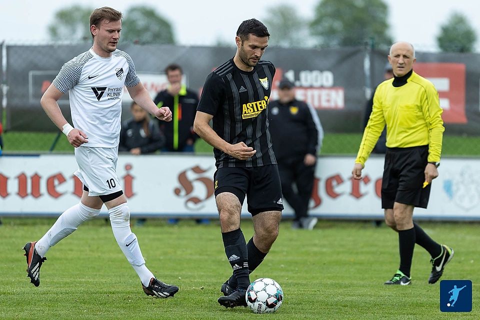 Stefan Wasmeier (am Ball) ist seit 2018 beim FC Oberpöring - und wird auch weitermachen.